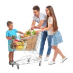 família-feliz-com-carrinho-de-compras-cheio-no-fundo-completo-em-branco-158286810